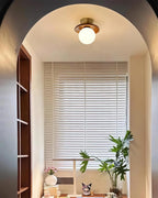 Loftlampe Globus Opalglas Moderne Messing Valnød Accents Flush Mount | Fioriscas