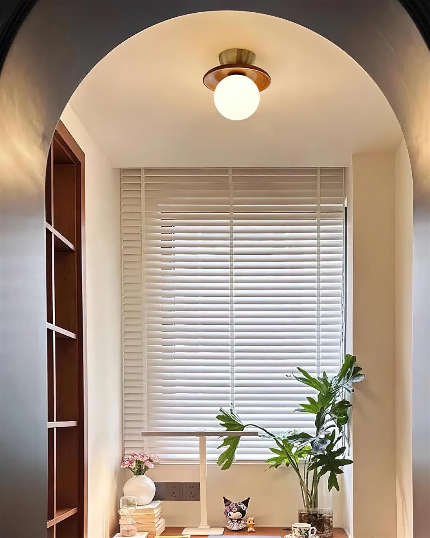 Loftlampe Globus Opalglas Moderne Messing Valnød Accents Flush Mount | Fioriscas