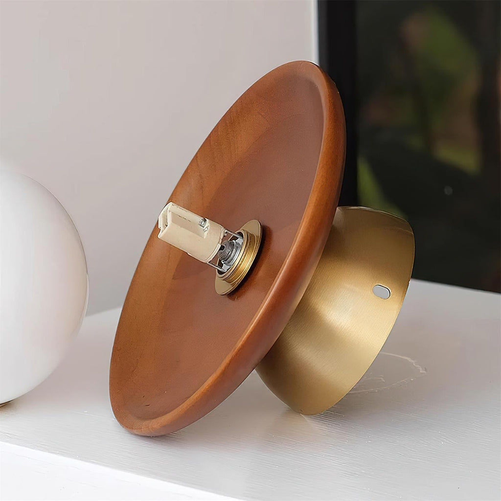 Loftlampe Globus Opalglas Moderne Messing Valnød Accents Flush Mount | Fioriscas