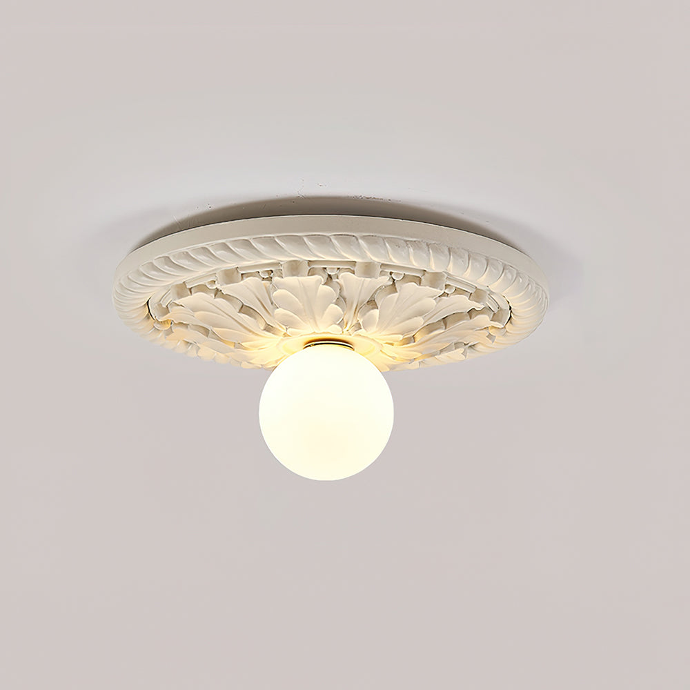 Aurelia landelijke plafondlamp met houtsnijwerk en matglazen bolenkap
