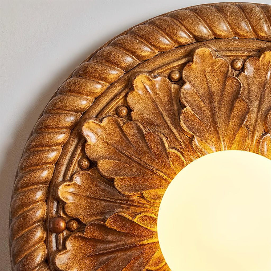 Aurelia landelijke plafondlamp met houtsnijwerk en matglazen bolenkap