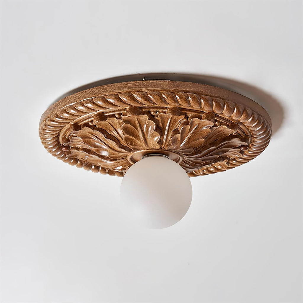 Aurelia landelijke plafondlamp met houtsnijwerk en matglazen bolenkap