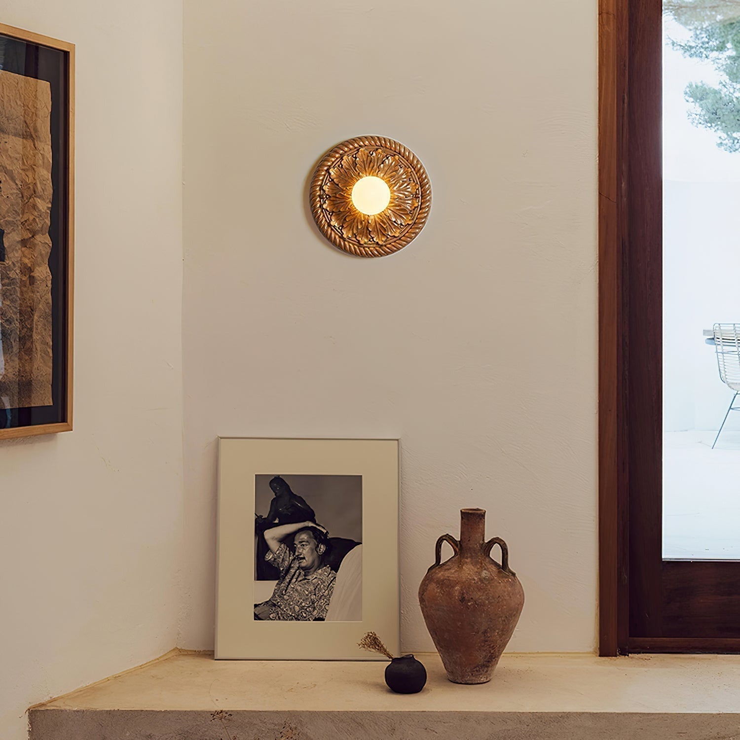 Aurelia landelijke plafondlamp met houtsnijwerk en matglazen bolenkap