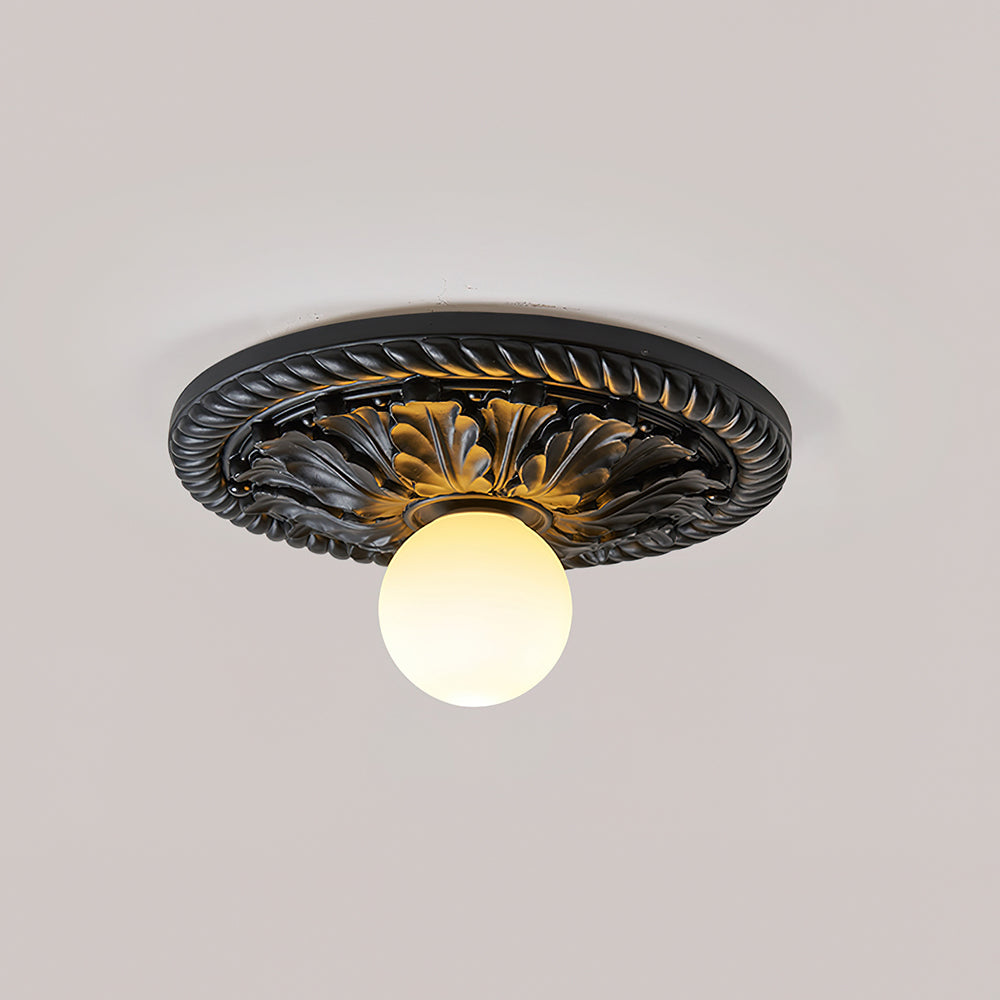 Aurelia landelijke plafondlamp met houtsnijwerk en matglazen bolenkap
