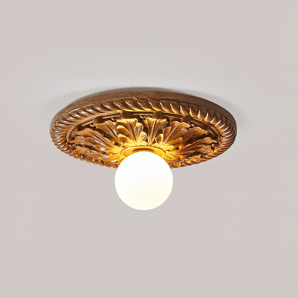 Aurelia landelijke plafondlamp met houtsnijwerk en matglazen bolenkap