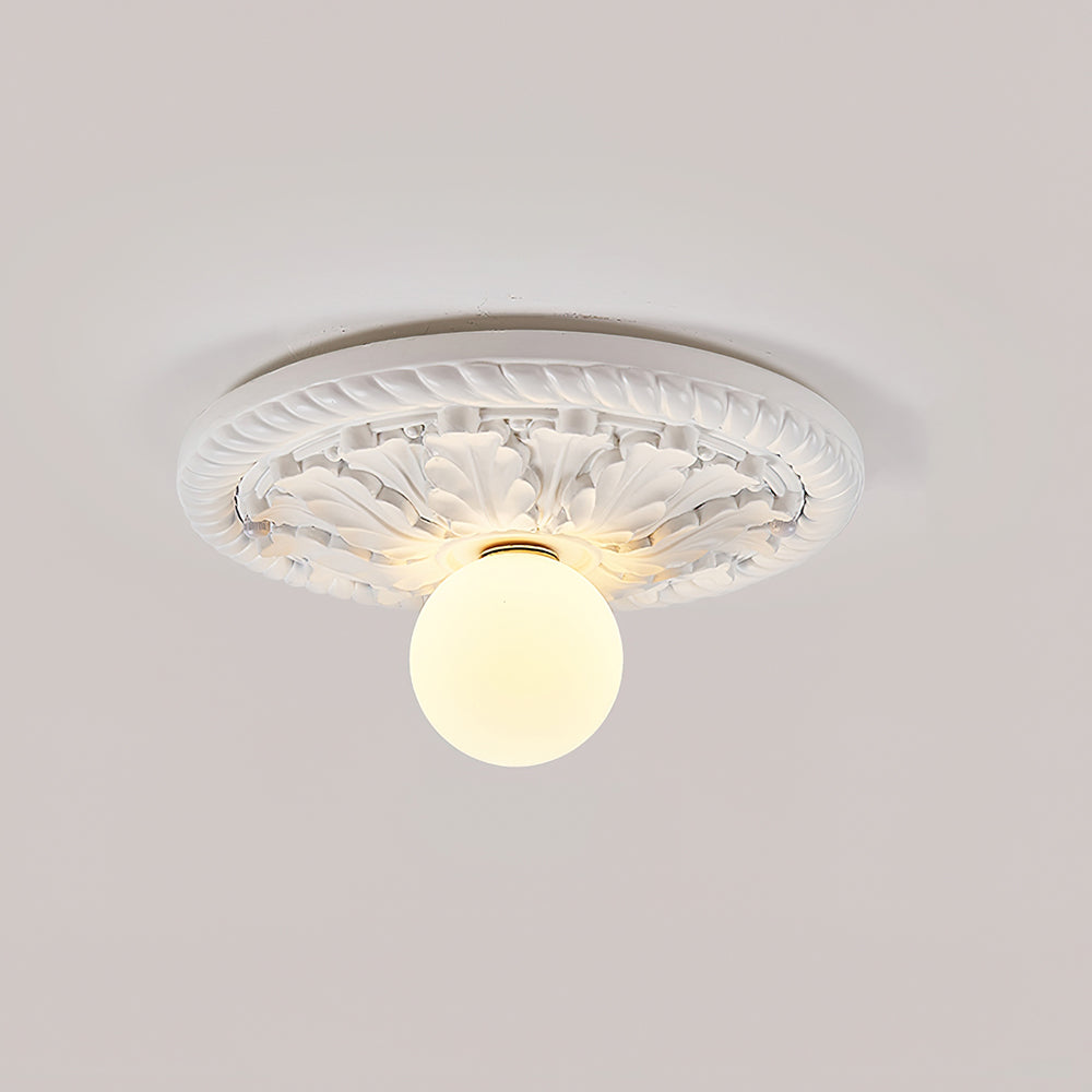 Aurelia landelijke plafondlamp met houtsnijwerk en matglazen bolenkap