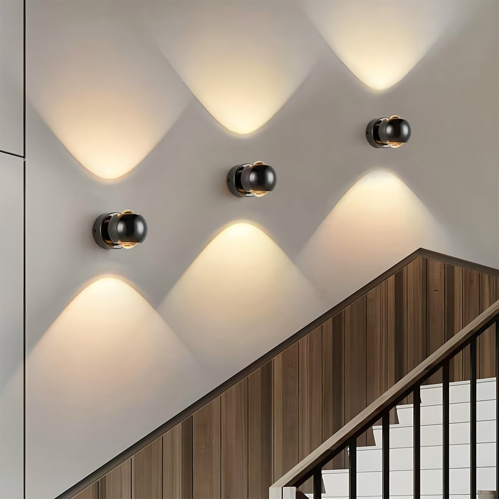 Regulowana lampa ścienna LumaNova do salonów i korytarzy