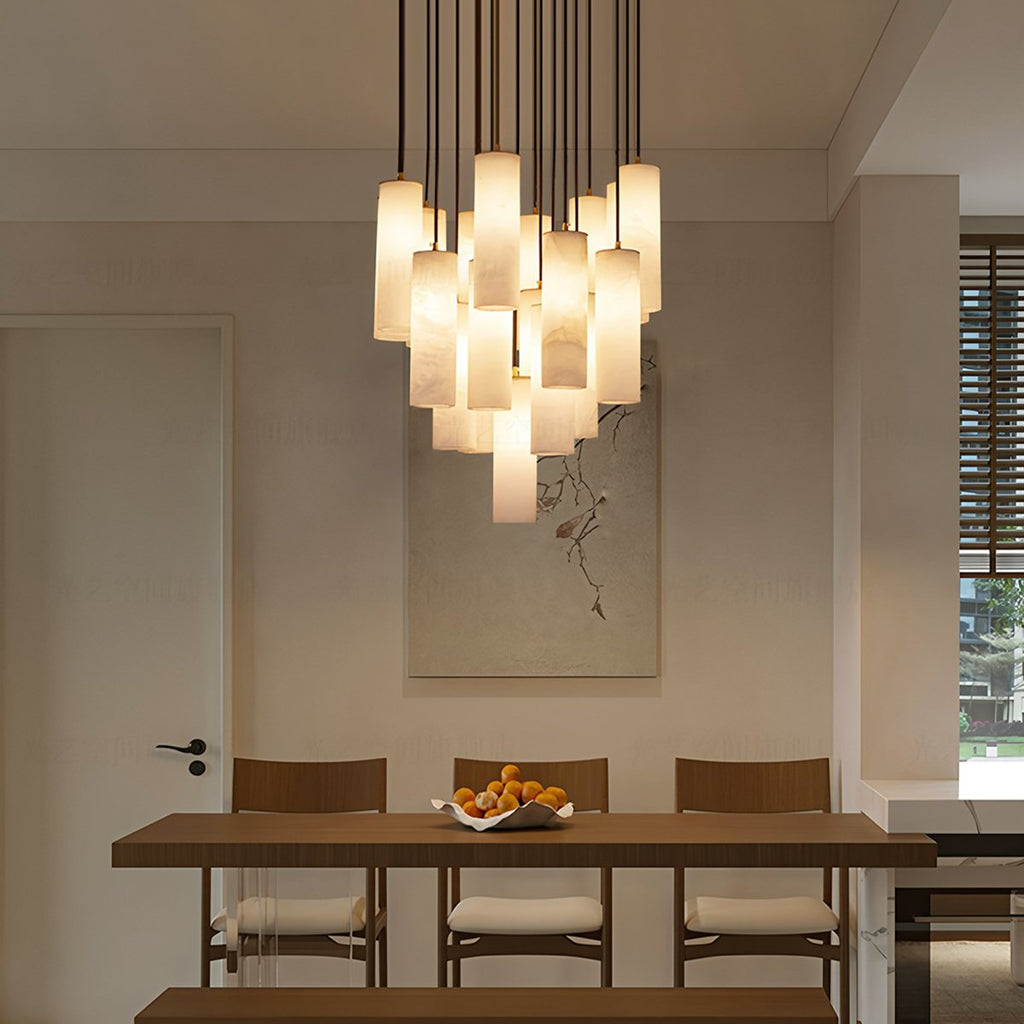 Lampadario a sospensione moderno con cilindri in alabastro e luce soffusa