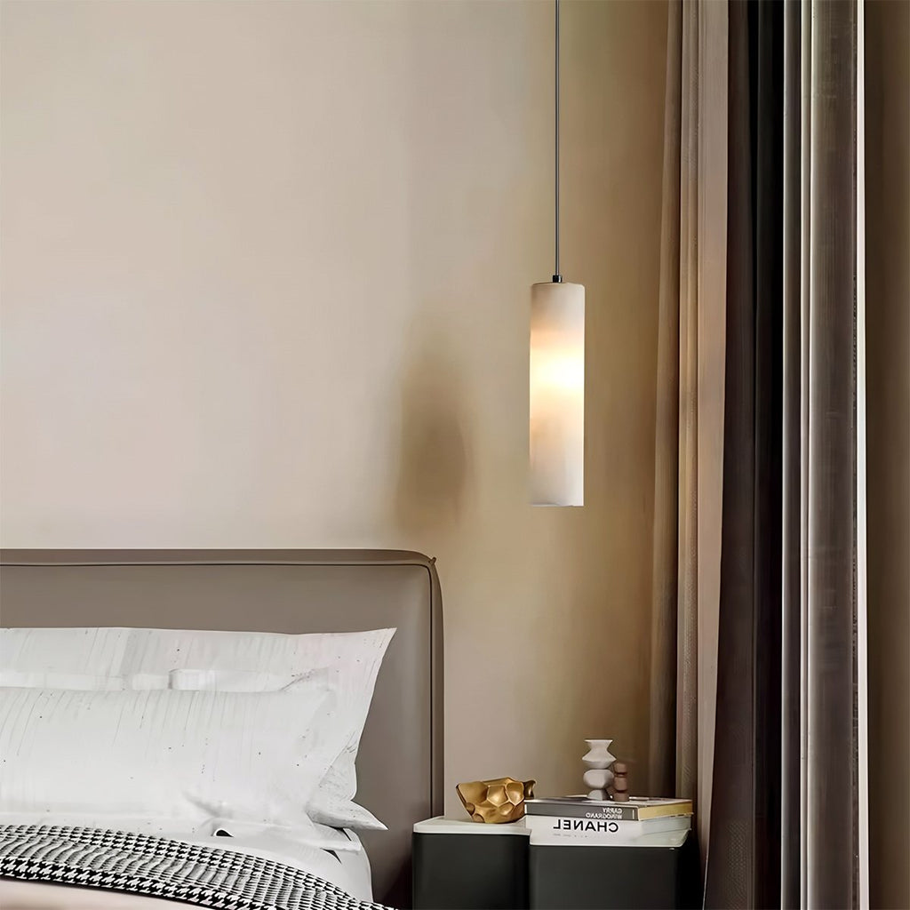 Lampadario a sospensione moderno con cilindri in alabastro e luce soffusa