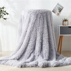 Soft artificial fur blanket with velvet-like warmth - Fioriscas