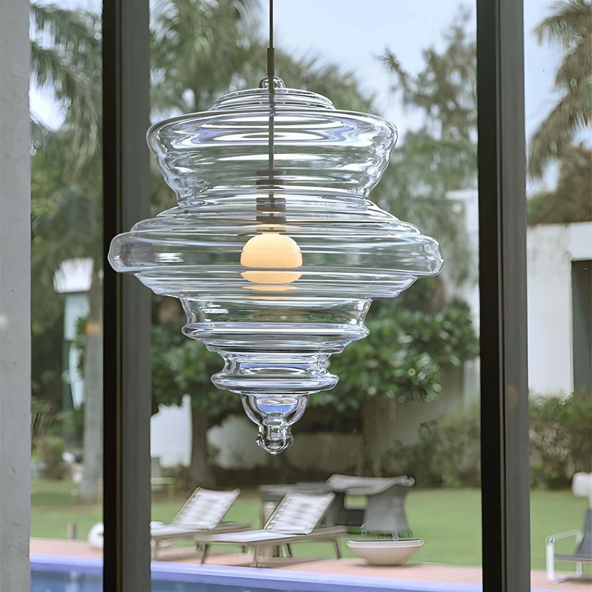Závěsné svítidlo Aurelia Glass s propracovaným ručně vyráběným siluetovým designem  