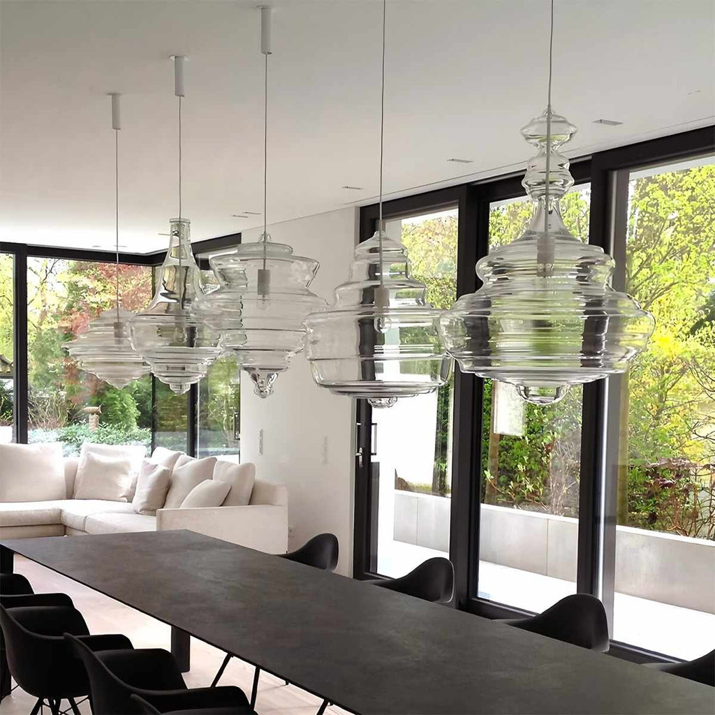 Závěsné svítidlo Aurelia Glass s propracovaným ručně vyráběným siluetovým designem  