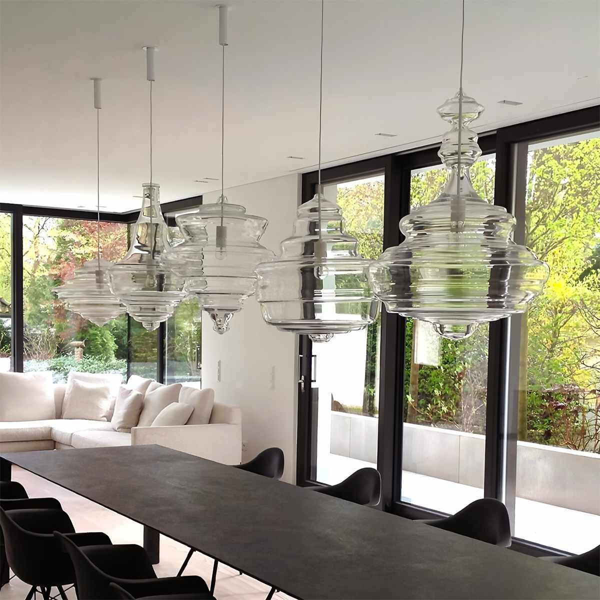 Závěsné svítidlo Aurelia Glass s propracovaným ručně vyráběným siluetovým designem  
