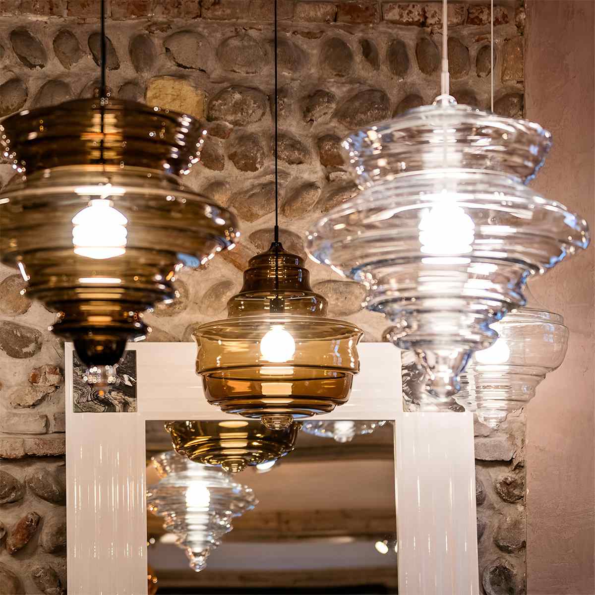 Závěsné svítidlo Aurelia Glass s propracovaným ručně vyráběným siluetovým designem  