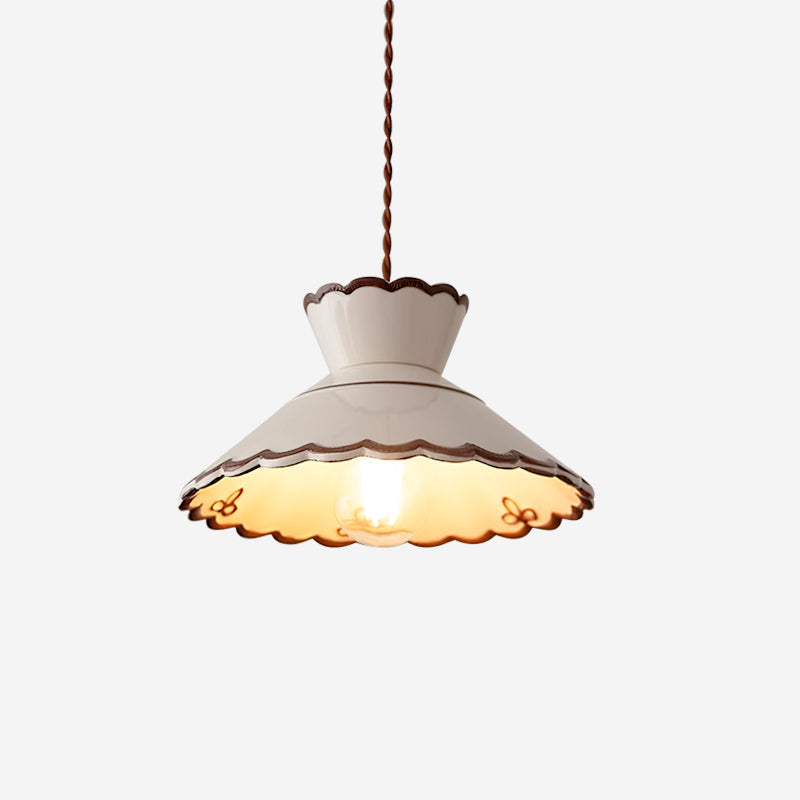 Lampada a sospensione, paralume in ceramica smerlato color crema e marrone, stile cucina vintage