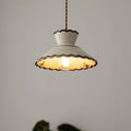 Lampada a sospensione, paralume in ceramica smerlato color crema e marrone, stile cucina vintage