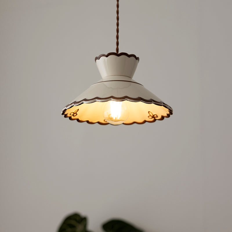 Lampada a sospensione, paralume in ceramica smerlato color crema e marrone, stile cucina vintage