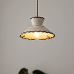 Lampada a sospensione, paralume in ceramica smerlato color crema e marrone, stile cucina vintage