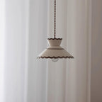 Lampada a sospensione, paralume in ceramica smerlato color crema e marrone, stile cucina vintage