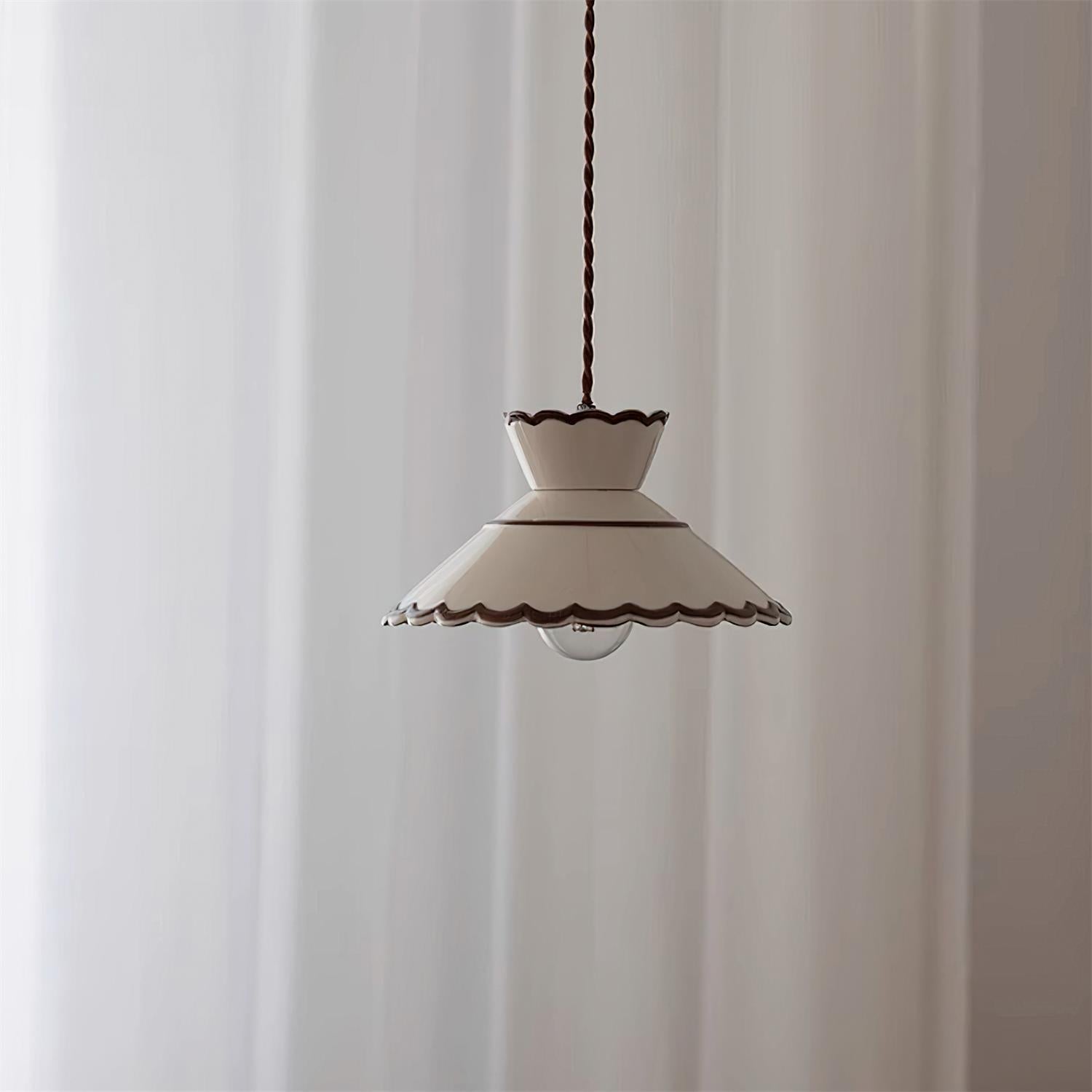 Lampada a sospensione, paralume in ceramica smerlato color crema e marrone, stile cucina vintage