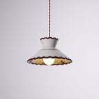 Lampada a sospensione, paralume in ceramica smerlato color crema e marrone, stile cucina vintage