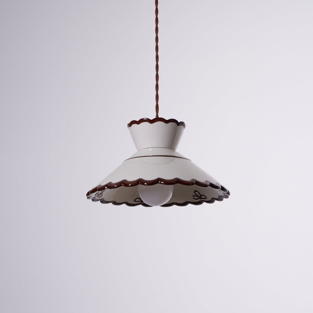 Lampada a sospensione, paralume in ceramica smerlato color crema e marrone, stile cucina vintage