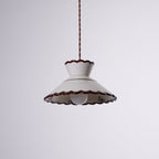 Lampada a sospensione, paralume in ceramica smerlato color crema e marrone, stile cucina vintage