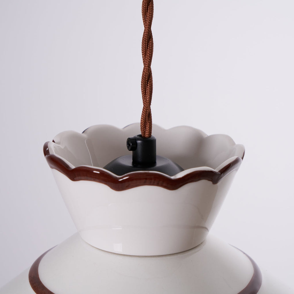 Lampada a sospensione, paralume in ceramica smerlato color crema e marrone, stile cucina vintage