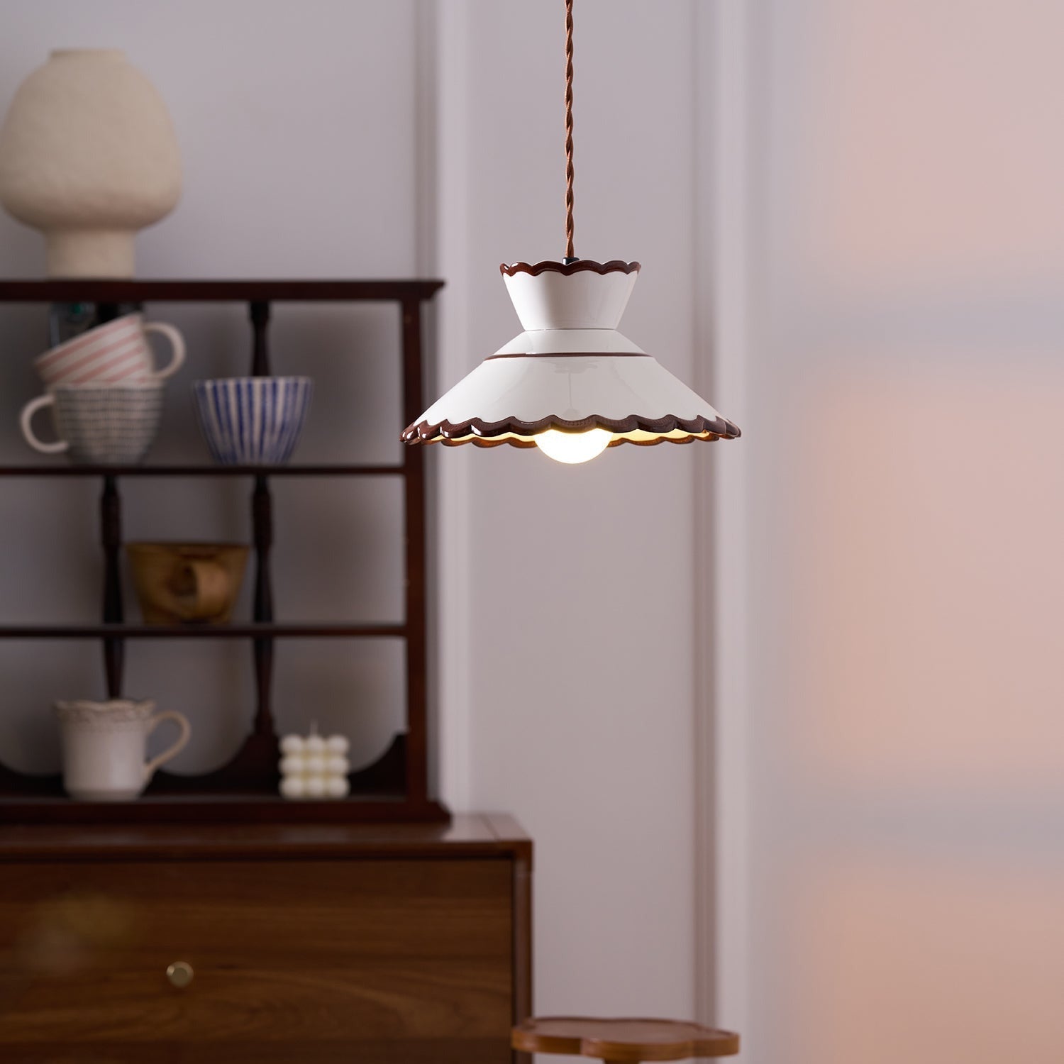 Lampada a sospensione, paralume in ceramica smerlato color crema e marrone, stile cucina vintage