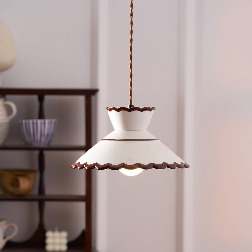 Lampada a sospensione, paralume in ceramica smerlato color crema e marrone, stile cucina vintage