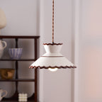 Lampada a sospensione, paralume in ceramica smerlato color crema e marrone, stile cucina vintage