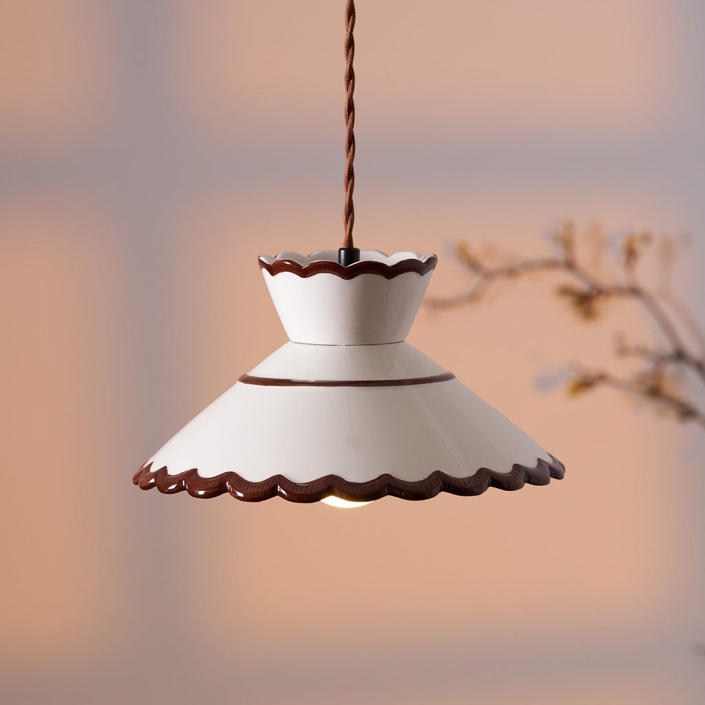 Lampada a sospensione, paralume in ceramica smerlato color crema e marrone, stile cucina vintage