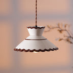 Lampada a sospensione, paralume in ceramica smerlato color crema e marrone, stile cucina vintage