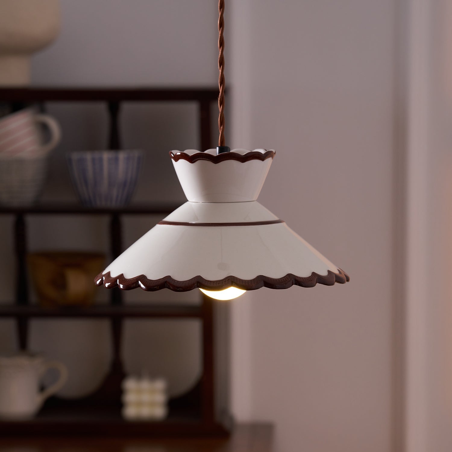 Lampada a sospensione, paralume in ceramica smerlato color crema e marrone, stile cucina vintage