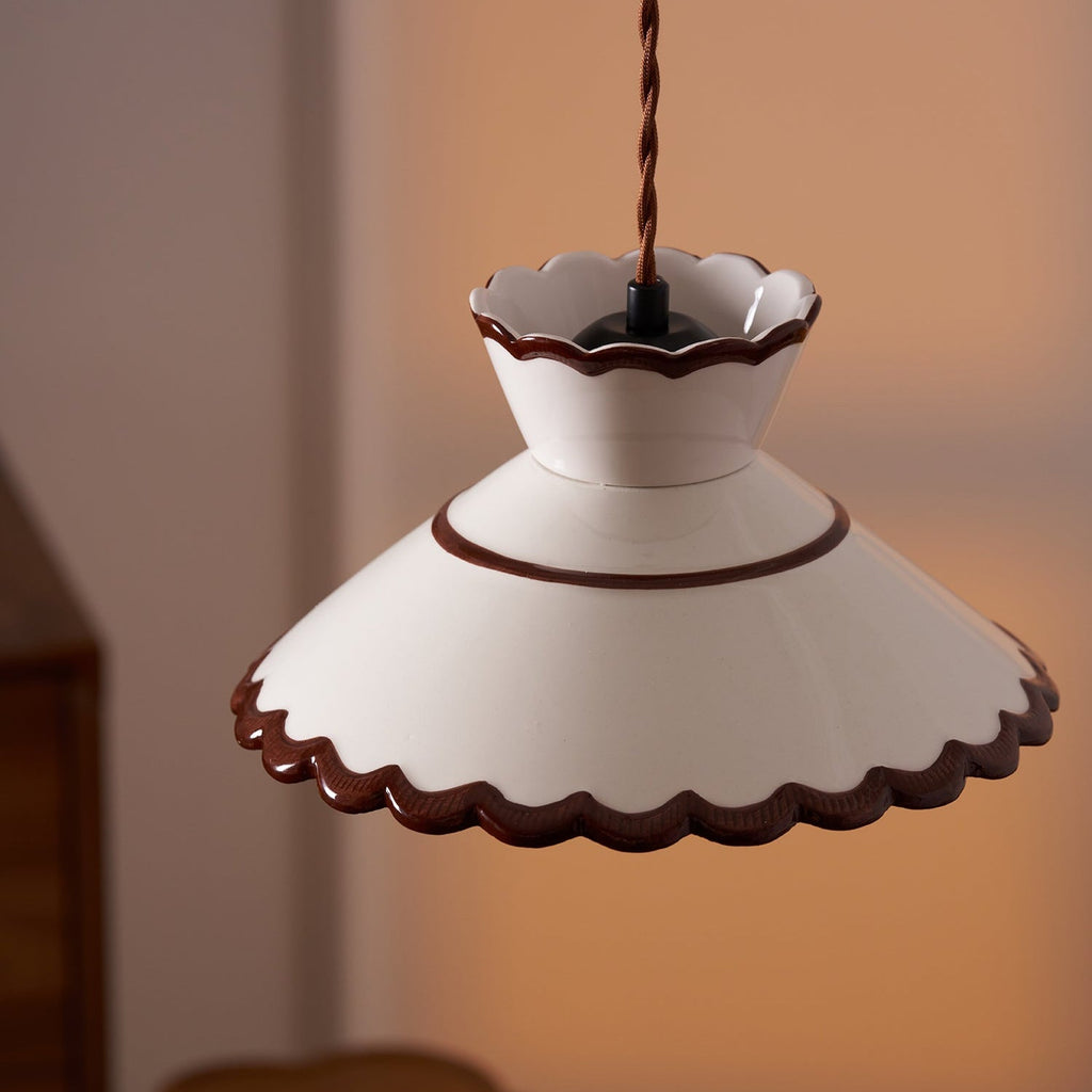 Lampada a sospensione, paralume in ceramica smerlato color crema e marrone, stile cucina vintage