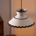 Lampada a sospensione, paralume in ceramica smerlato color crema e marrone, stile cucina vintage