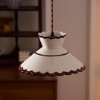 Lampada a sospensione, paralume in ceramica smerlato color crema e marrone, stile cucina vintage
