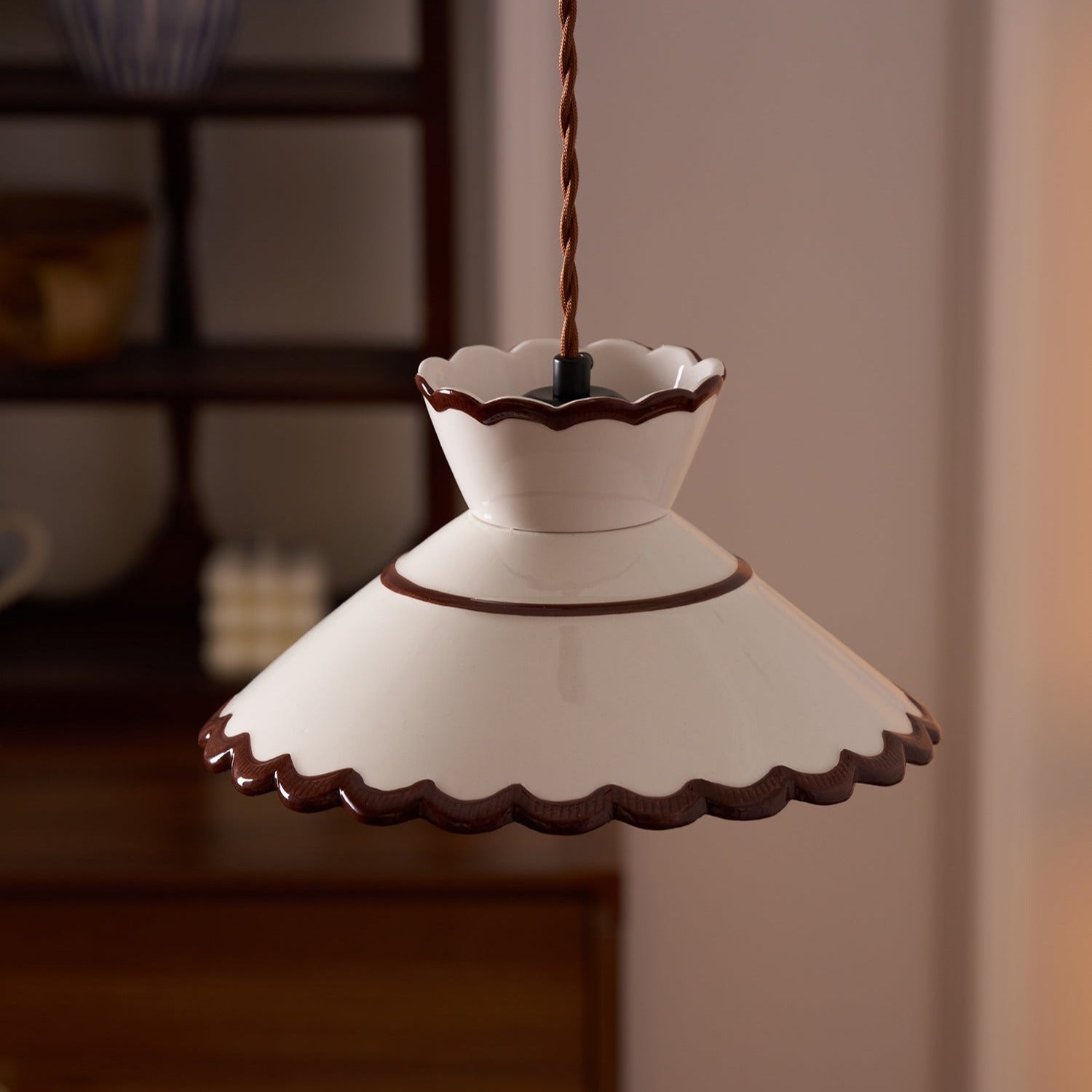 Lampada a sospensione, paralume in ceramica smerlato color crema e marrone, stile cucina vintage