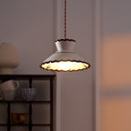 Lampada a sospensione, paralume in ceramica smerlato color crema e marrone, stile cucina vintage