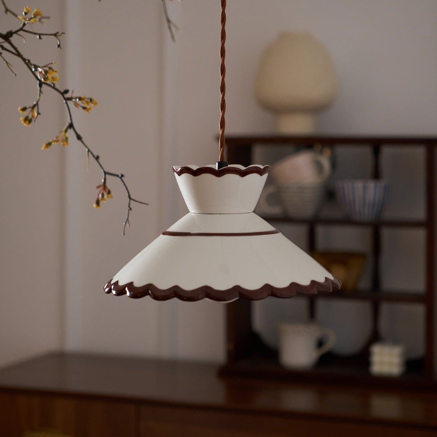 Lampada a sospensione, paralume in ceramica smerlato color crema e marrone, stile cucina vintage