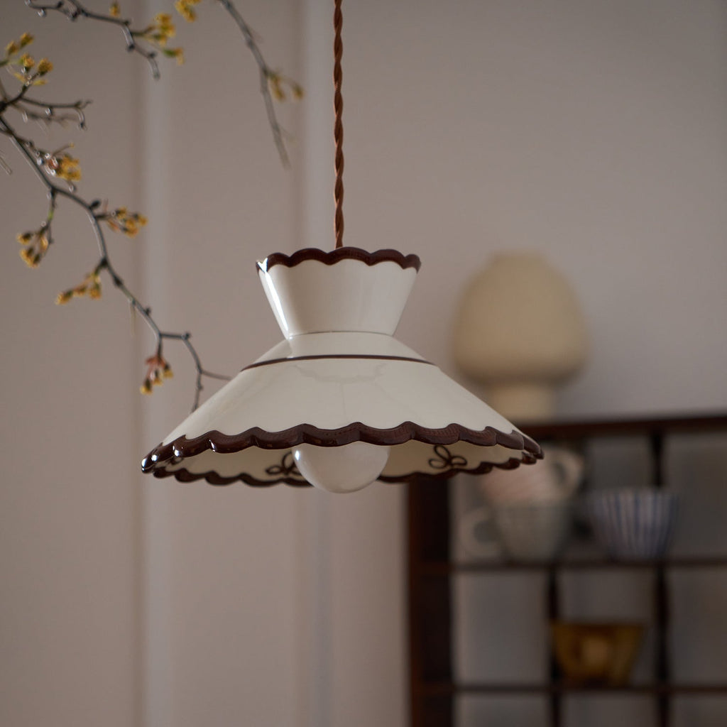 Lampada a sospensione, paralume in ceramica smerlato color crema e marrone, stile cucina vintage