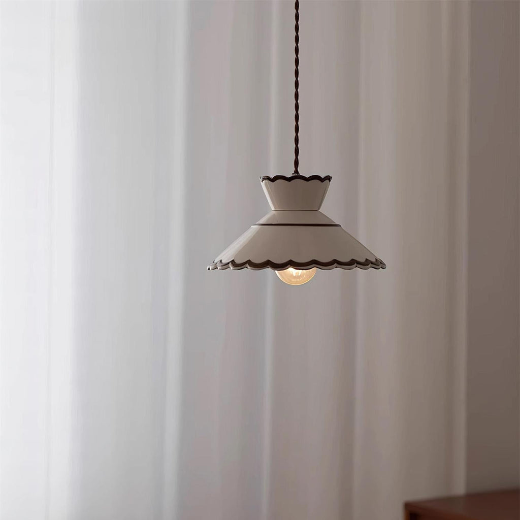 Lampada a sospensione, paralume in ceramica smerlato color crema e marrone, stile cucina vintage