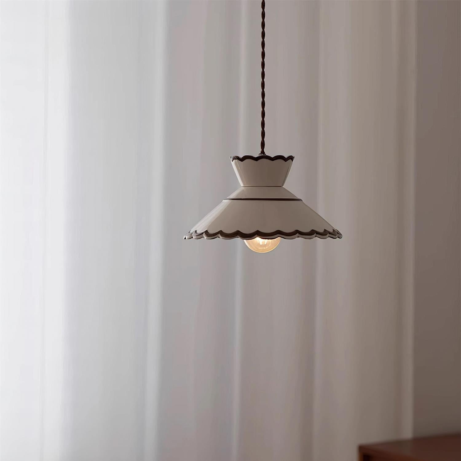 Lampada a sospensione, paralume in ceramica smerlato color crema e marrone, stile cucina vintage