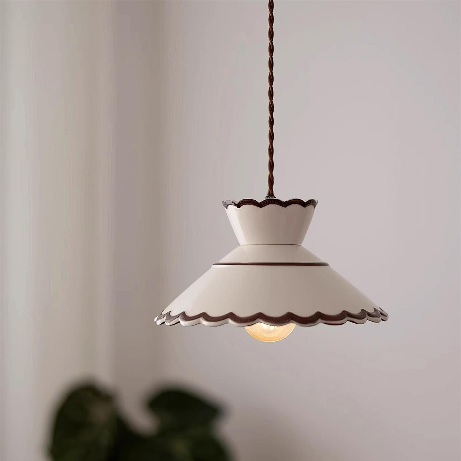 Lampada a sospensione, paralume in ceramica smerlato color crema e marrone, stile cucina vintage