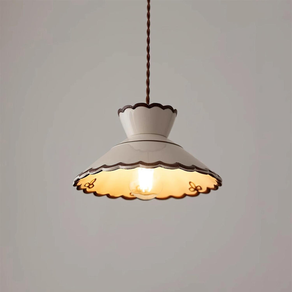 Lampada a sospensione, paralume in ceramica smerlato color crema e marrone, stile cucina vintage