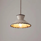 Lampada a sospensione, paralume in ceramica smerlato color crema e marrone, stile cucina vintage