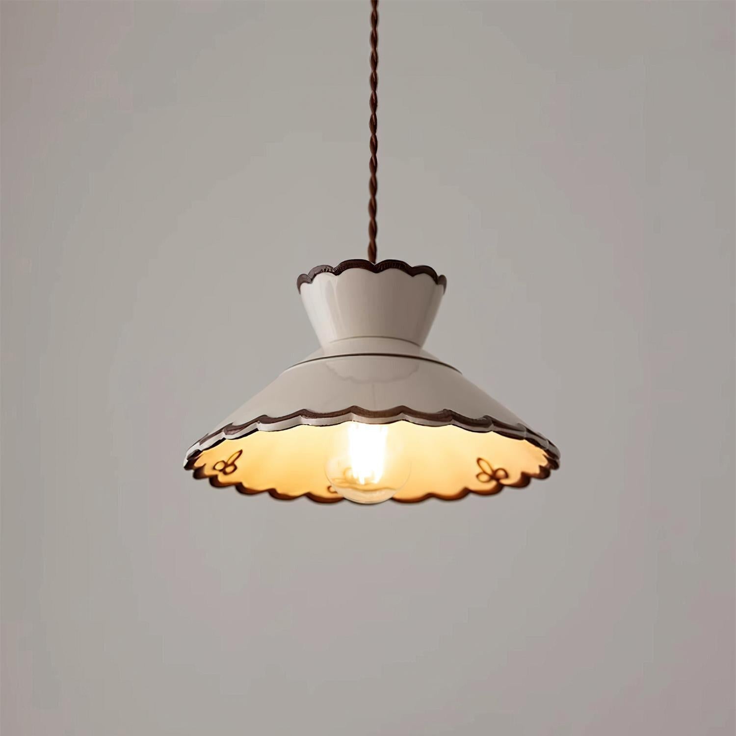 Lampada a sospensione, paralume in ceramica smerlato color crema e marrone, stile cucina vintage