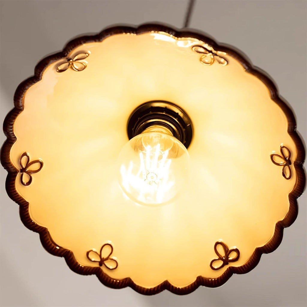 Lampada a sospensione, paralume in ceramica smerlato color crema e marrone, stile cucina vintage