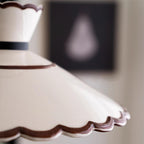 Lampada a sospensione, paralume in ceramica smerlato color crema e marrone, stile cucina vintage