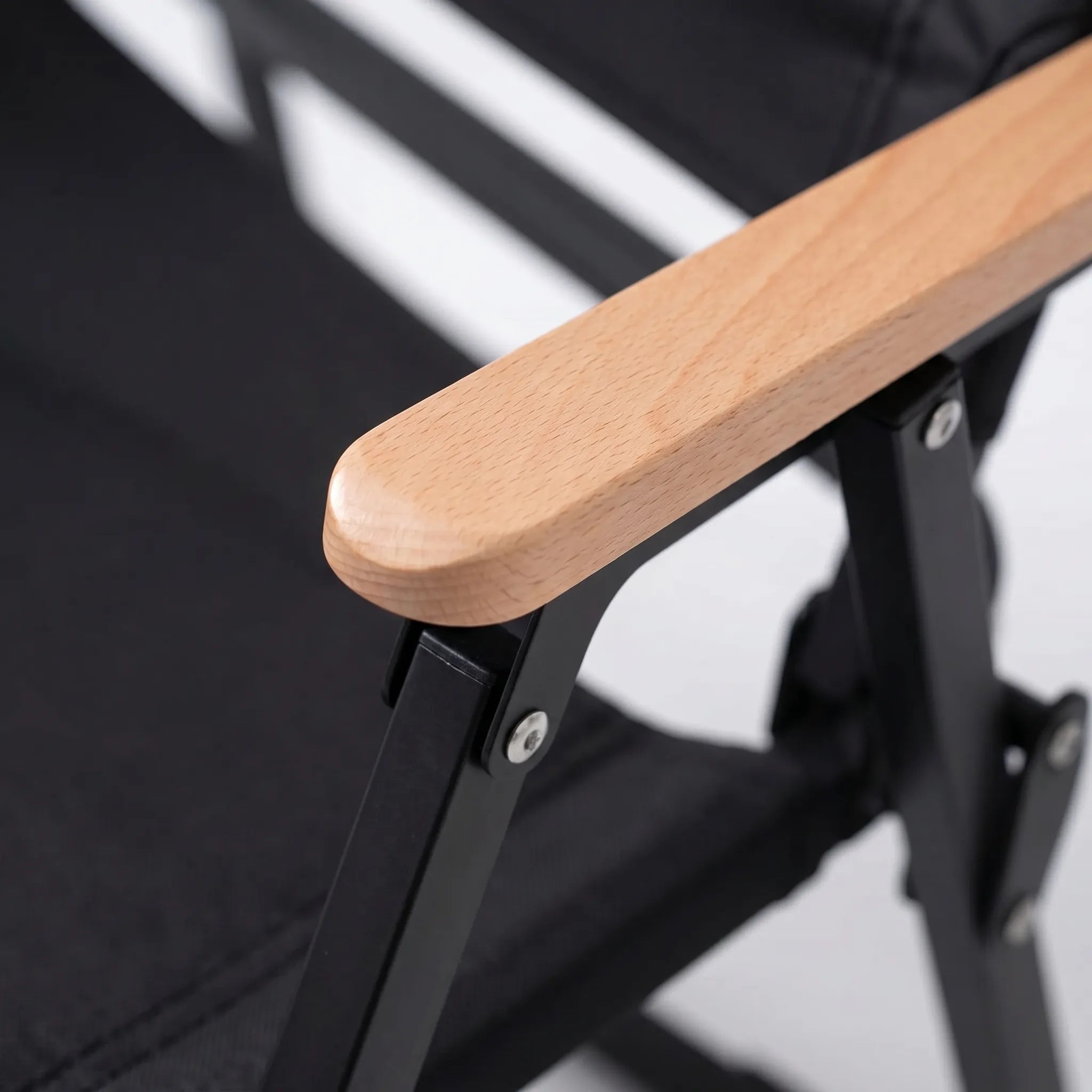 Chaise pliante d’extérieur Veldar, cadre en aluminium avec accoudoirs en bois